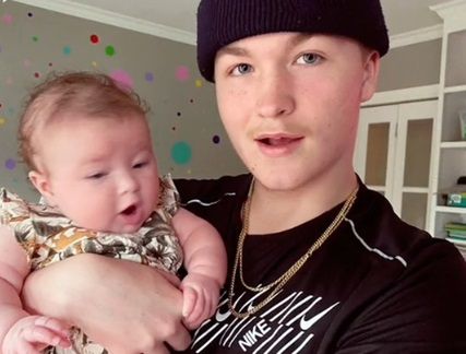 16-latek został samotnym ojcem