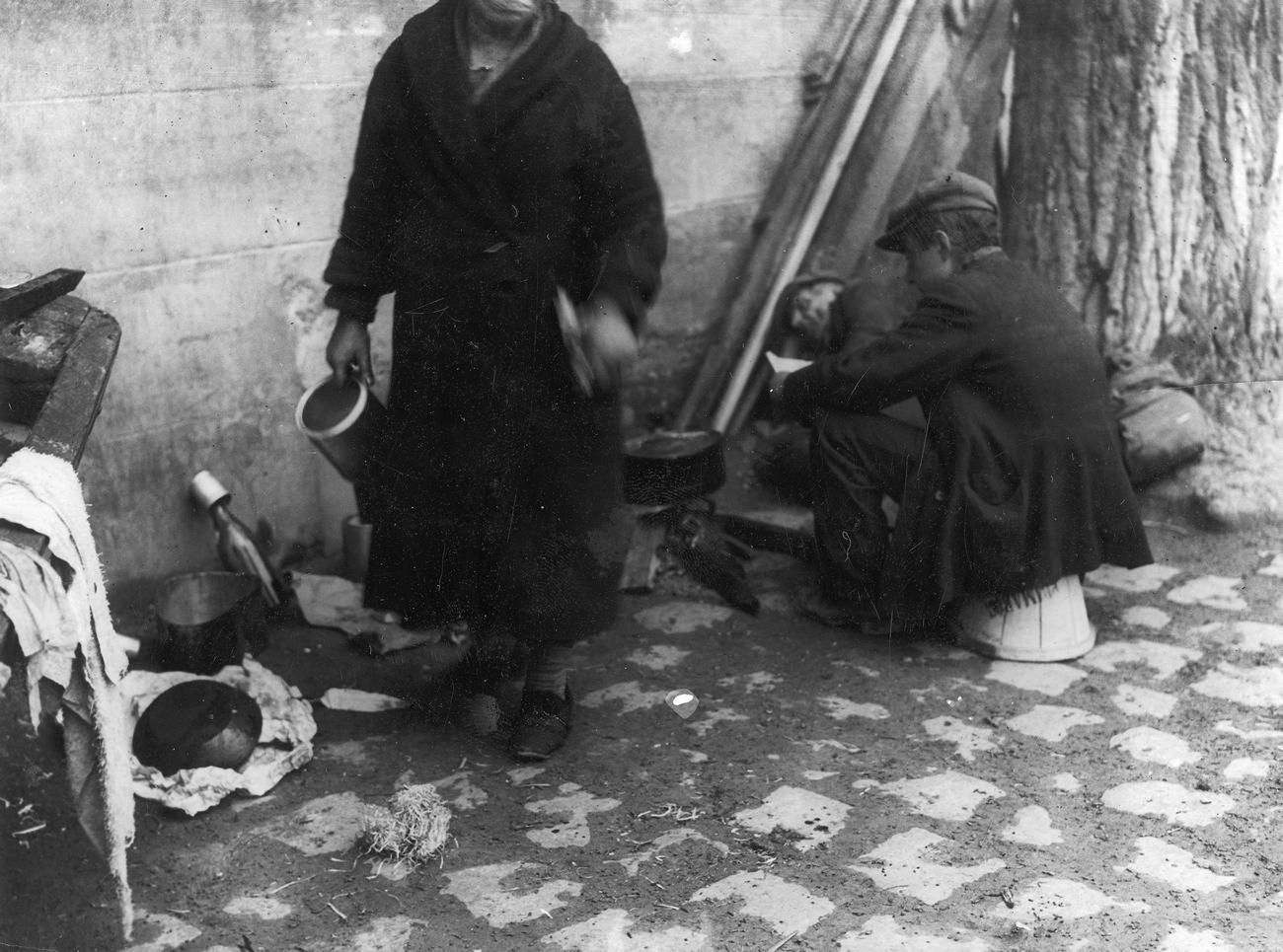 Żebracy na ulicy niezidentyfikowanego miasta