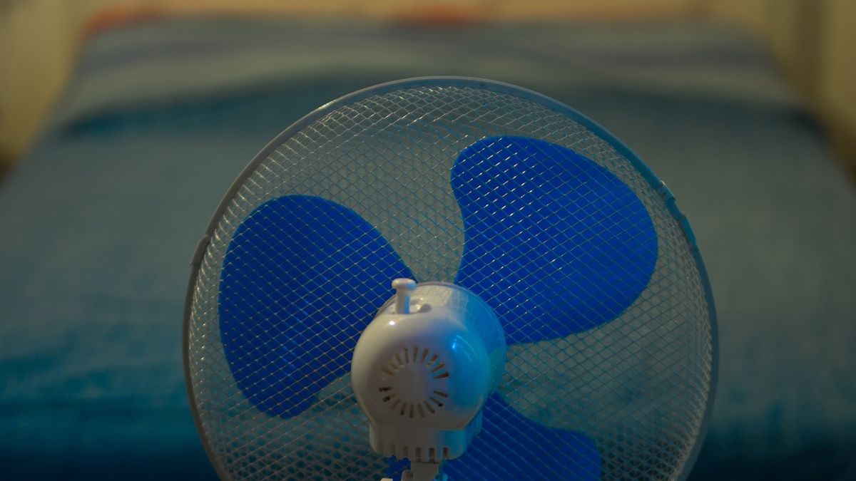 Czy spanie przy włączonym wiatraku jest niezdrowe? Dr Krajewka wyjaśnia, kiedy należy zrobić wyjątek