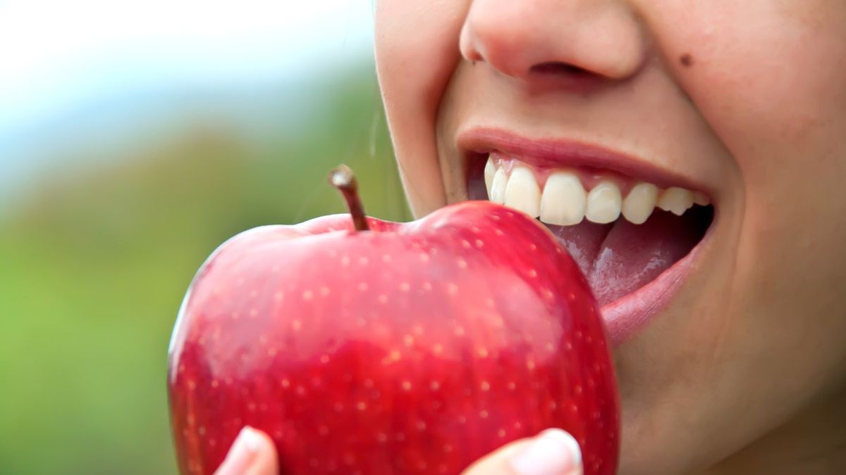 Zespół alergii jamy ustnej często występuje u uczulonych na pyłki roślin, co ma związek z pojawieniem się reakcji krzyżowych między antygenami pyłków i owoców czy warzyw.