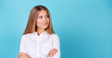 Biała koszula - klasyk, który każda kobieta musi mieć w szafie