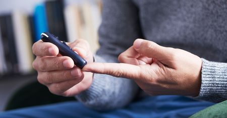 Hipoglikemia nocna – objawy, przyczyny, leczenie i zapobieganie