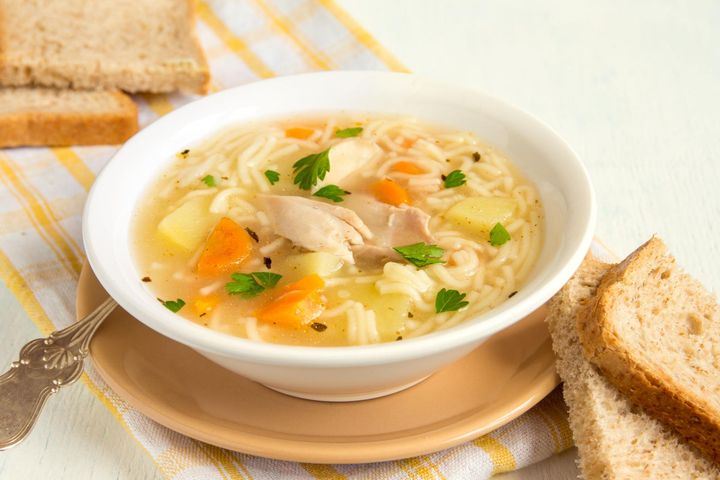 Rosól to tradycyjna zupa, którą zna każdy i która występuje w każdym domu