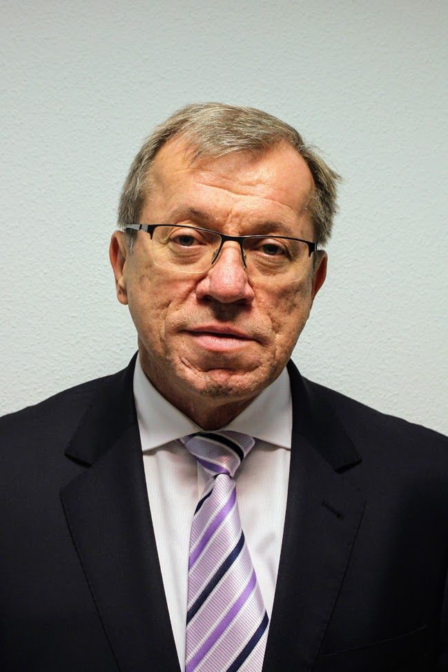 Prof. Ząbek jest neurochirurgiem