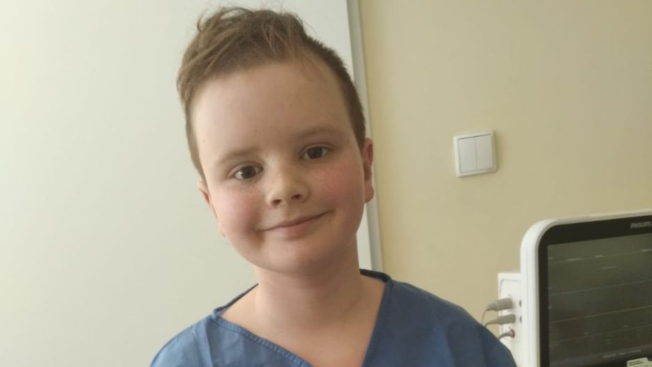 Najpierw chciało mu się pić, później zaczął gorzej widzieć. 10-letni Tymek Matuszewski walczy z rzadkim nowotworem