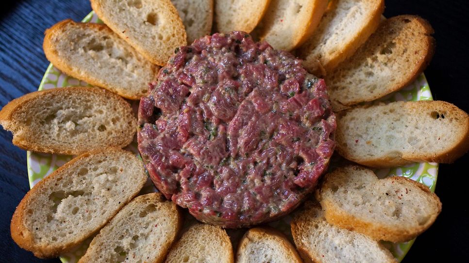 Salmonella w tatarze wołowym. GIS wycofuje partię produktów