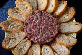 Salmonella w tatarze wołowym. GIS wycofuje partię produktów