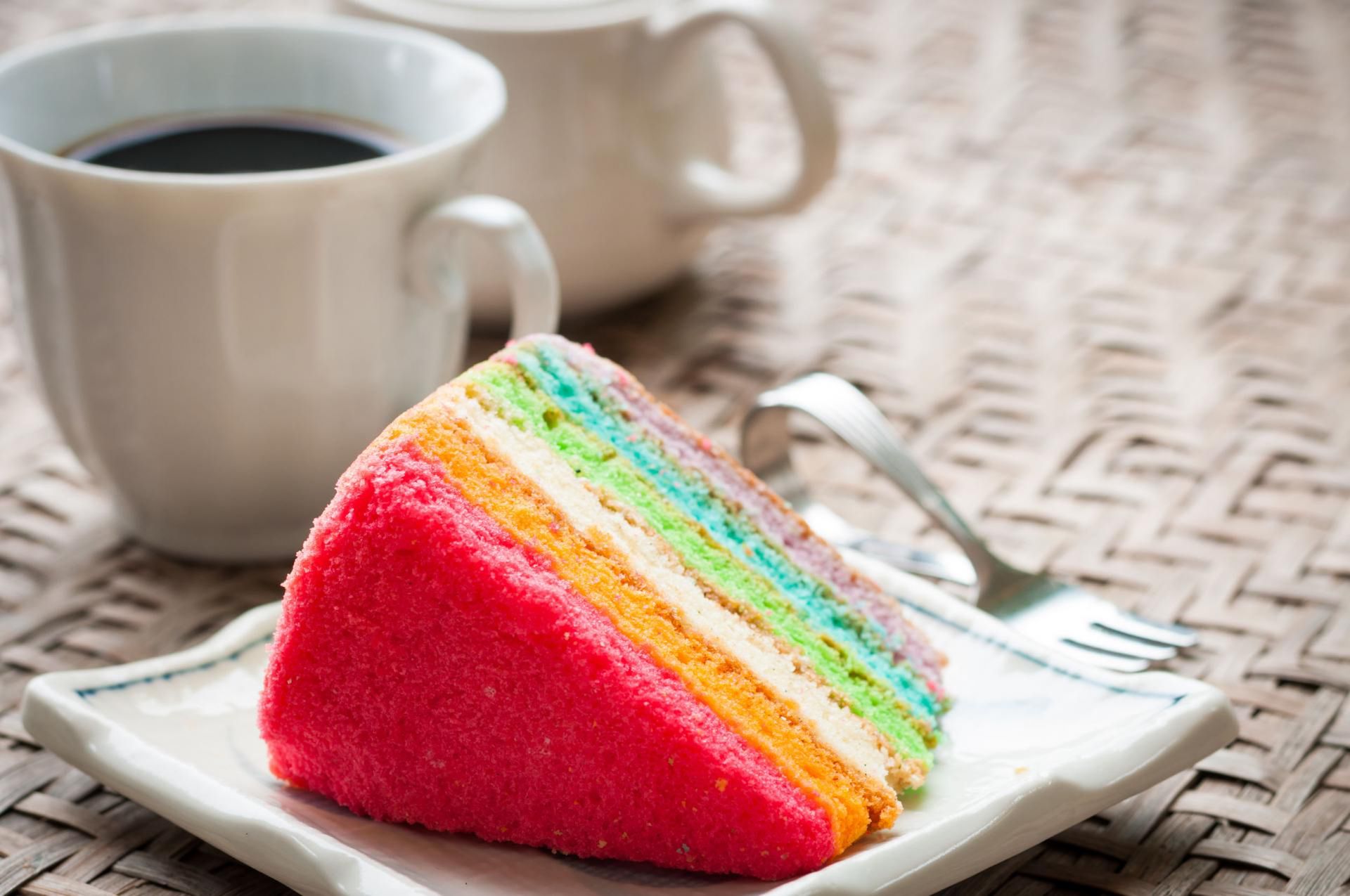 Tort tęczowy zrobi wrażenie także na gościach