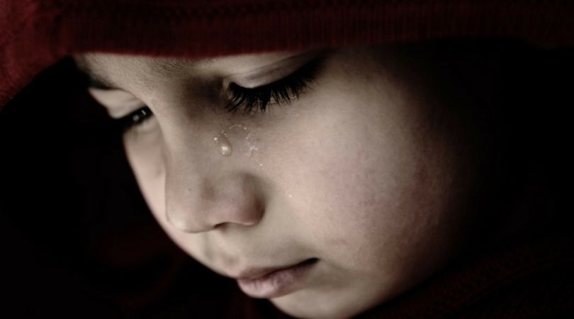 płacząca dziewczynka