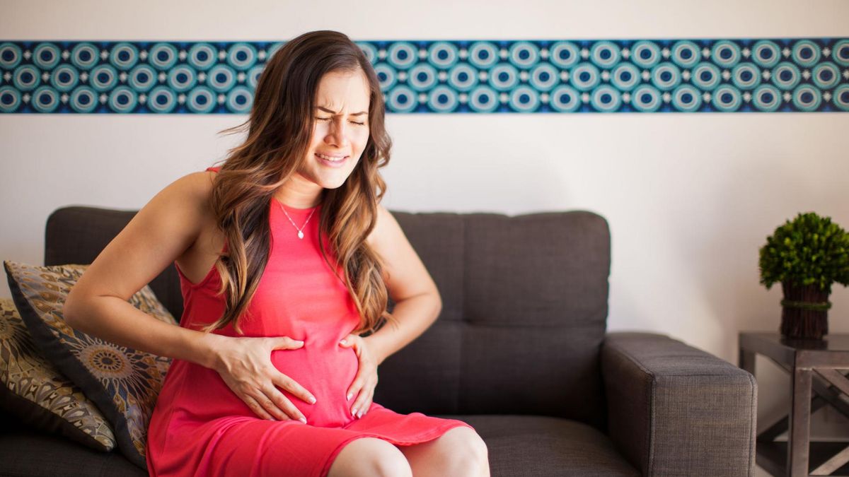 Ból brzucha w ciąży – co oznacza?