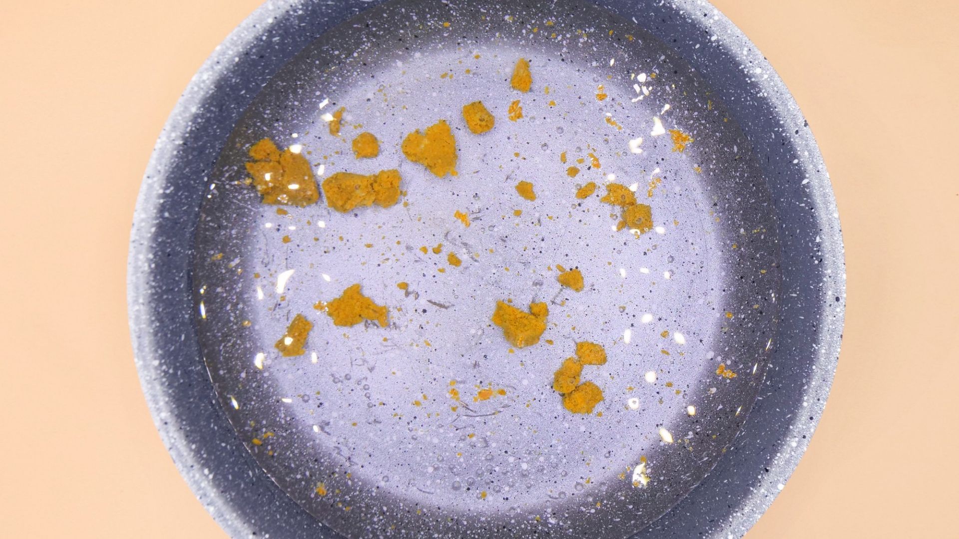 Do tradycyjnych kostek rosołowych producenci dodają duże ilości soli, wzmacniaczy smaku i aromatów.