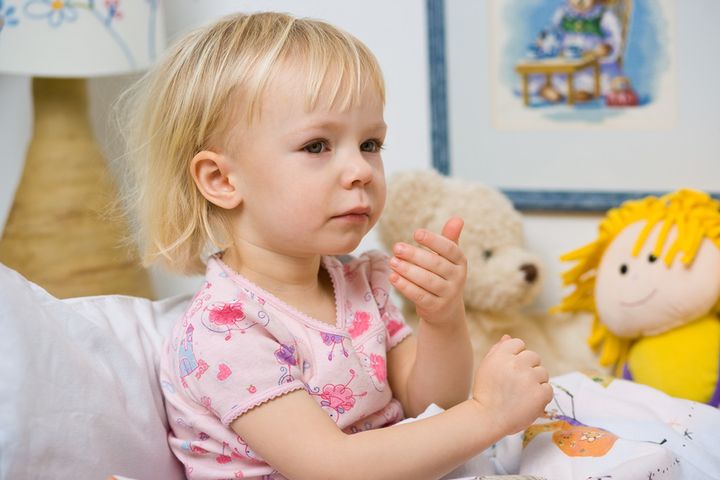 Oklepywanie dziecka to dobry sposób na usunięcie wydzieliny zalegającej  w drogach oddechowych