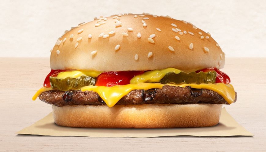 Cheeseburger to porcja mięsa z serem żółtym w białej bułce