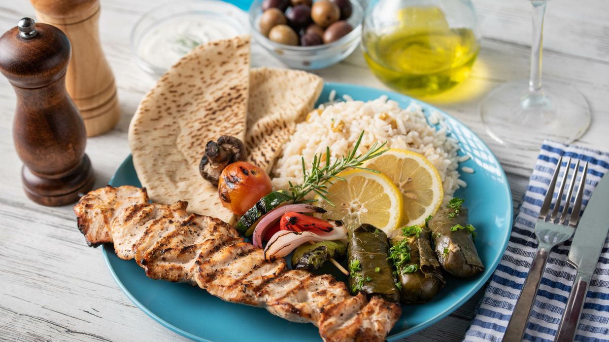 Potrawy kuchni greckiej obfitują w świeże warzywa i aromatyczne zioła