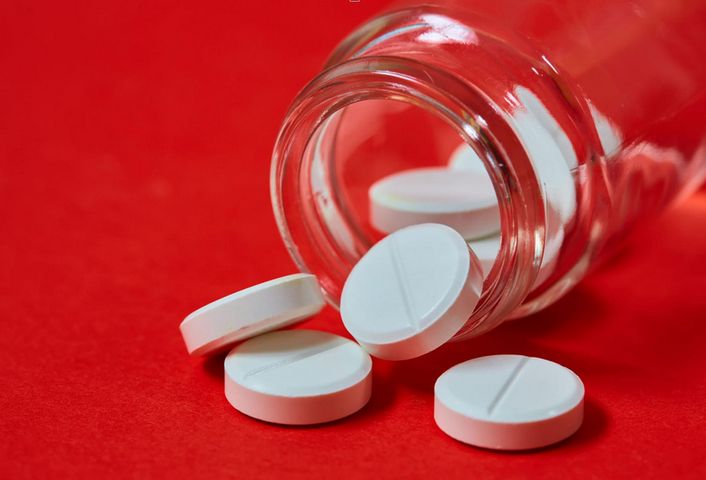 Naproxen to lek niesteroidowy, który wykazuje działanie przeciwbólowe, przeciwgorączkowe i przeciwzapalne.