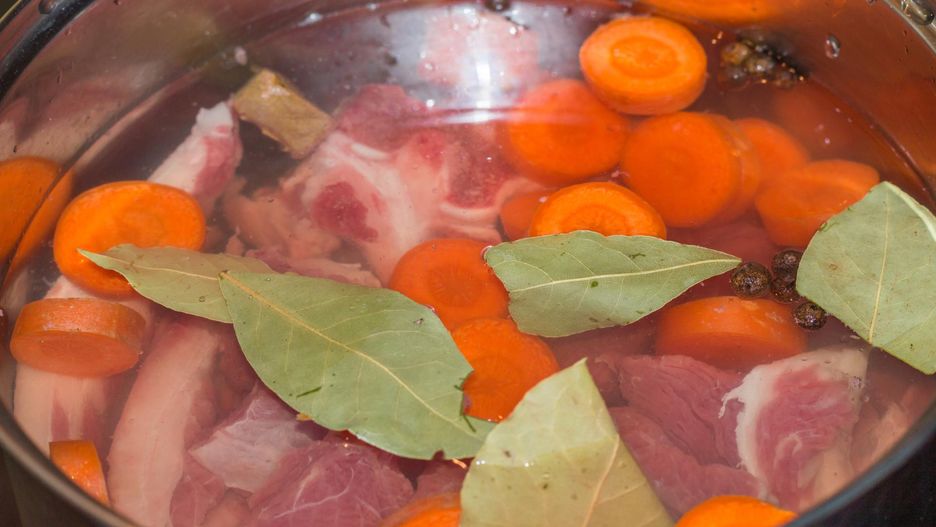 Ten składnik rosołu może być toksyczny. Nie powielaj tego błędu!