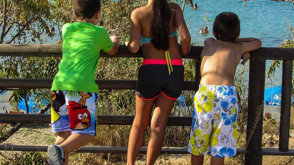 Wakacyjny wyjazd na kolonie - jakie ubrania spakować dziecku?