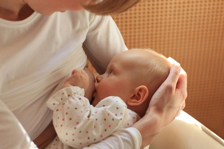 Znane matki dzielą się zdjęciami podczas karmienia piersią