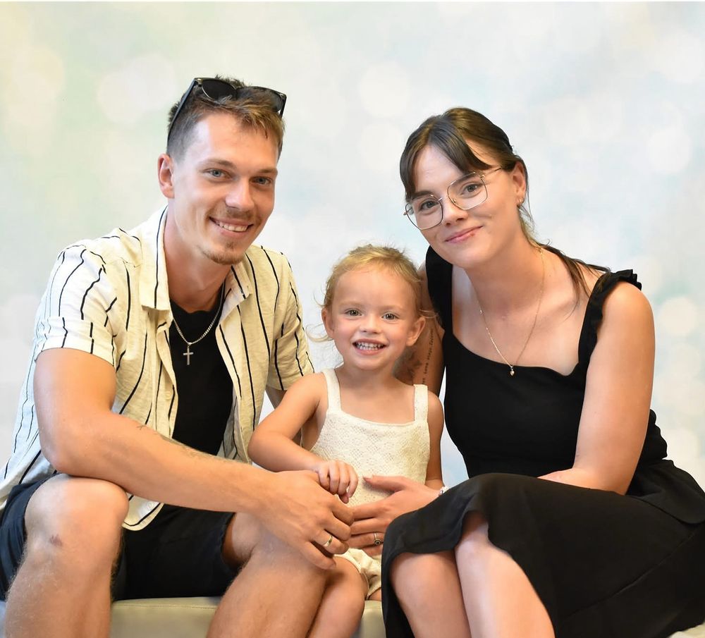Julia z mężem i córeczką 