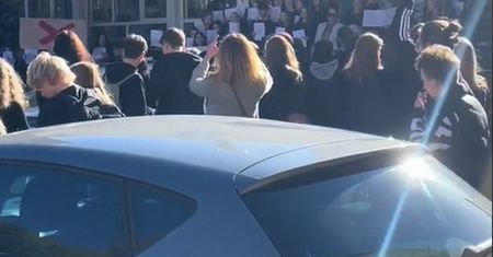 "Czarny protest" przed krakowskim liceum. Uczniowie kontra dyrektorka