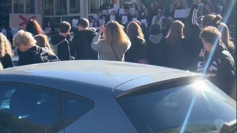 "Czarny protest" przed krakowskim liceum. Uczniowie kontra dyrektorka