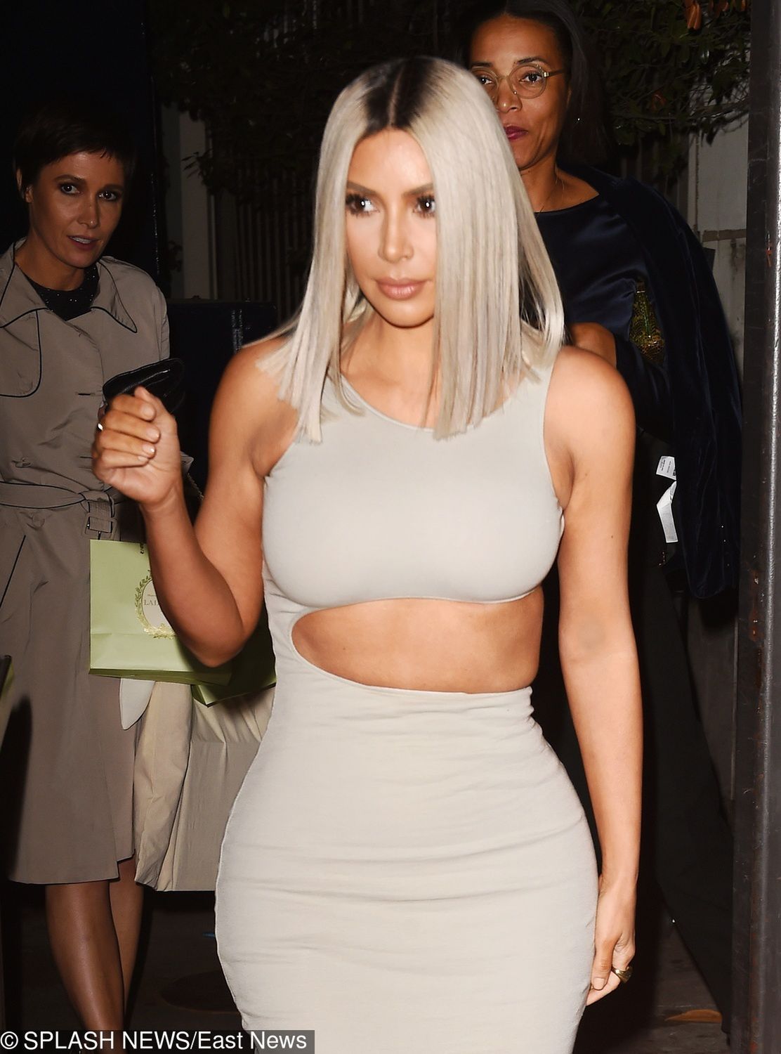 Kim Kardashian wychodzi z restauracji