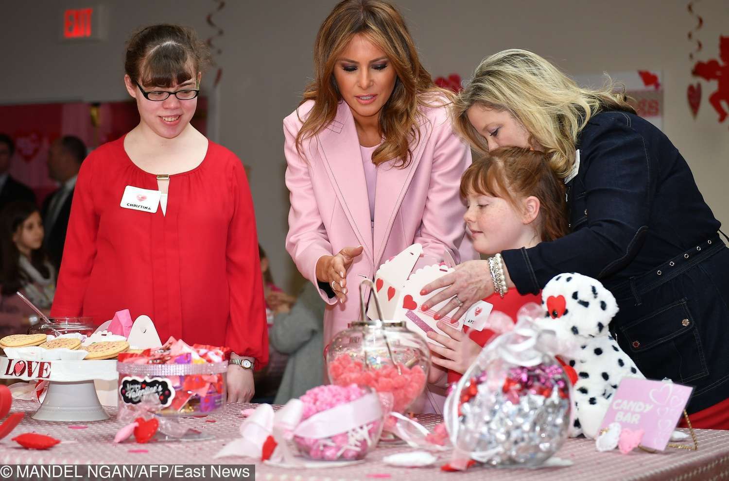 Melania Trump z dziećmi przygotowuje walentynkowe prezenty