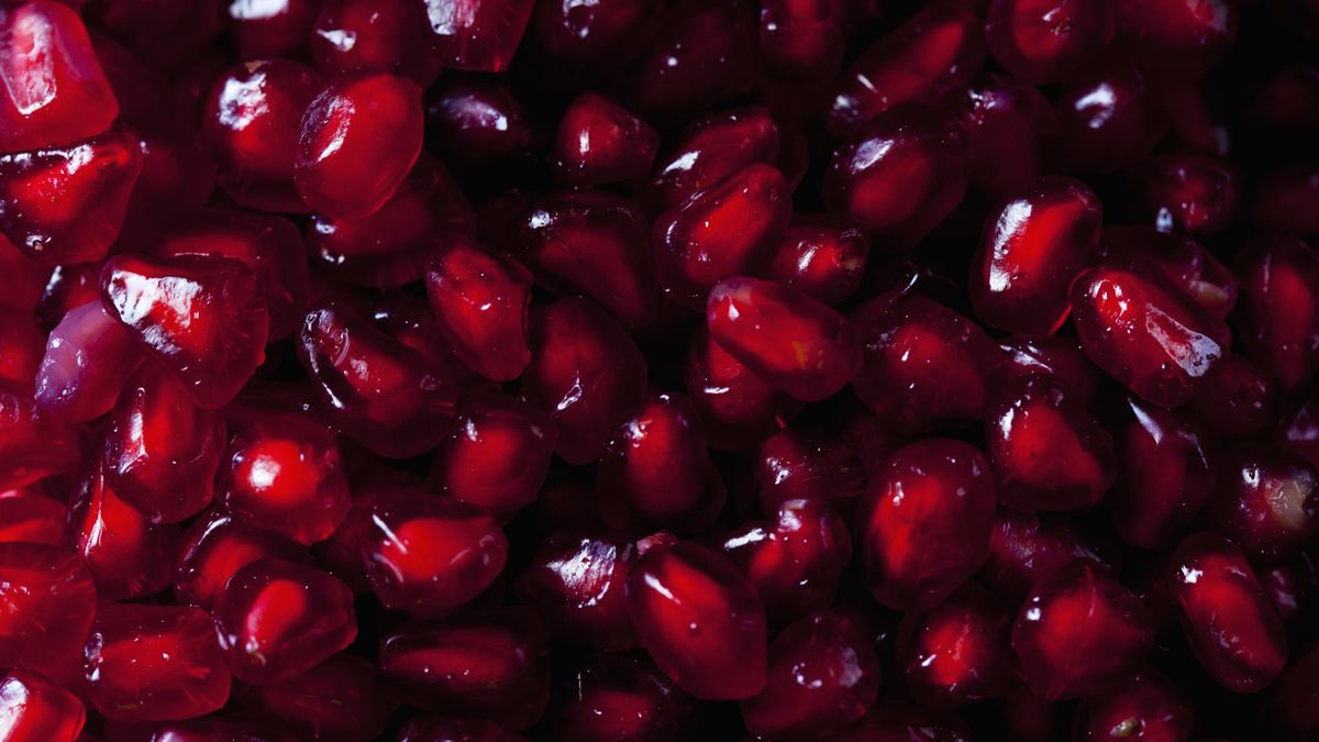 Sałatka z granatem to nie tylko smaczne danie na lunch czy kolację, ale i kulinarna atrakcja imprezy