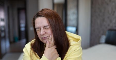 Jak rozpoznać zawał serca? Pierwsze objawy mogą pojawić się w jamie ustnej