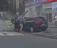 #dziejesiewmoto [417]: rozpędzony Volkswagen wjeżdża na chodnik, największa deskorolka świata i skrzyżowanie limuzyny z monster truckiem