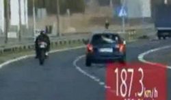 Motocyklista bez prawa jazdy pędził na złamanie karku