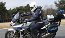 Policjanci ćwiczą jazdę na jednośladach