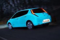 Nissany ze świecącym w ciemności lakierem