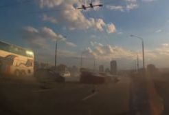 #dziejesiewmoto [444]: Zagapił się i zniszczył kilka samochodów, kobieta uratowana przez znak drogowy i najtwardszy kamper na świecie