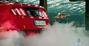 Dronekhana: Gymkhana z dronem i fordem mustangiem
