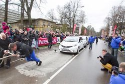 Ustanowił rekord Guinnessa ciągnąc 12 Nissanów Note