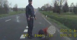 Byli tak pijani, że położyli się na drodze