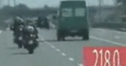 Wyścig motocyklowy na ruchliwej drodze