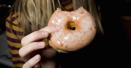 Tłusty czwartek. Czy dzieci mogą jeść pączki? Dietetyk odpowiada
