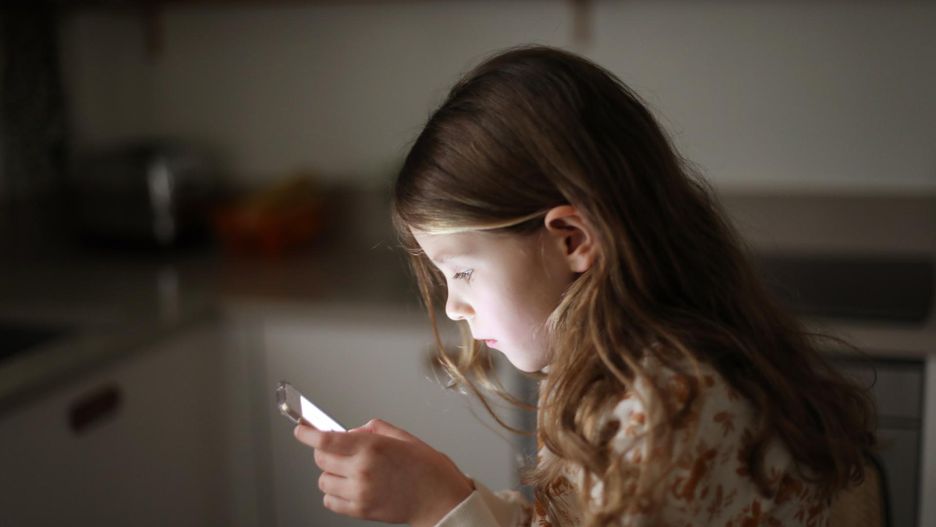 Wystarczą 3 minuty. Tak TikTok zagraża dzieciom