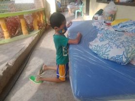 Koronawirus w Azji. Wzruszające zdjęcie chłopca, płaczącego w trakcie modlitwy. 9-latek przebywa sam w izolacji