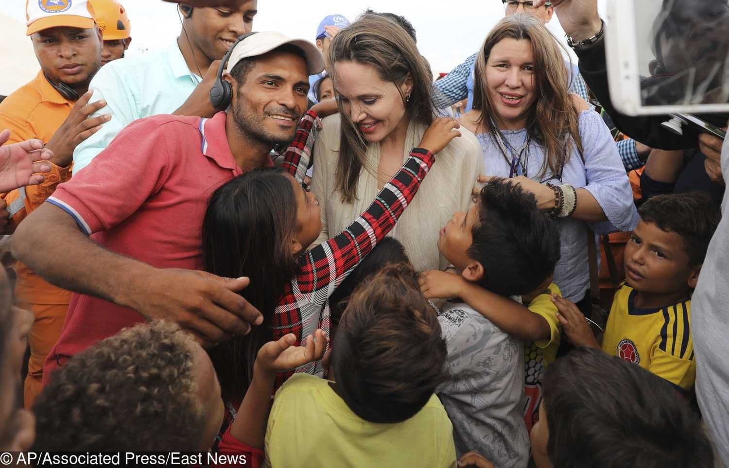 Angelina Jolie z grupą uchodźców