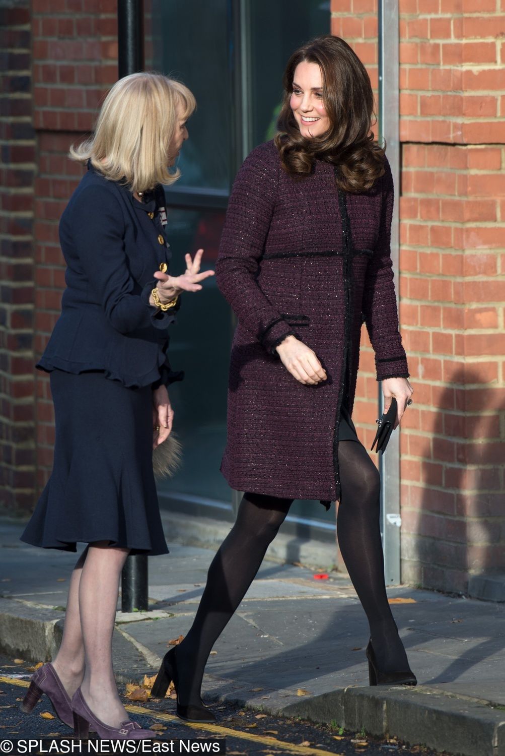 Księżna Kate w bordowym płaszczu