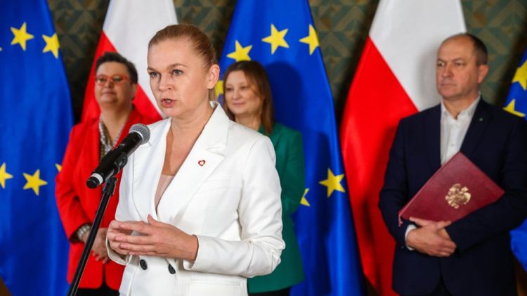 Men planuje nowe regulacje w szkołach. Mogą być oparte na zaleceniach z Norwegii