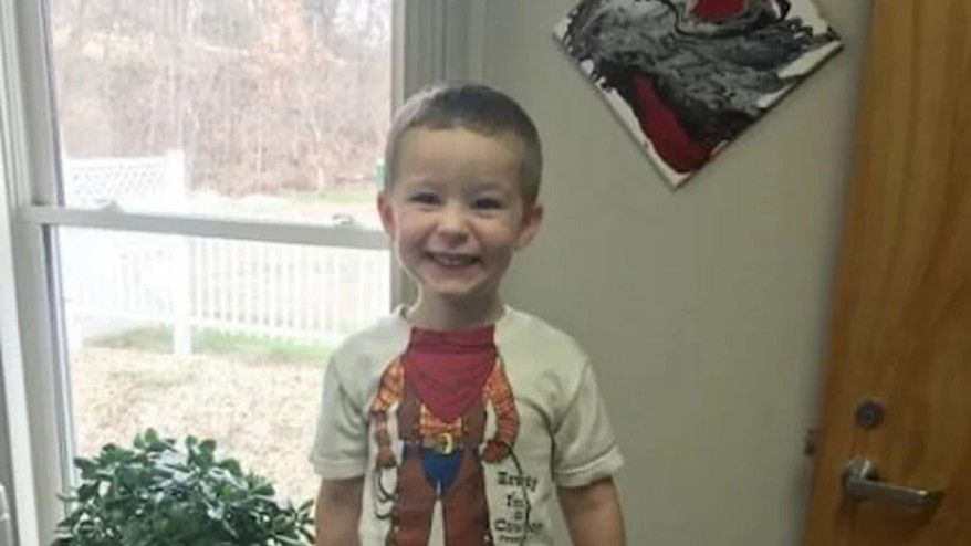 Tony na komisariacie policji niedługo po uratowaniu 