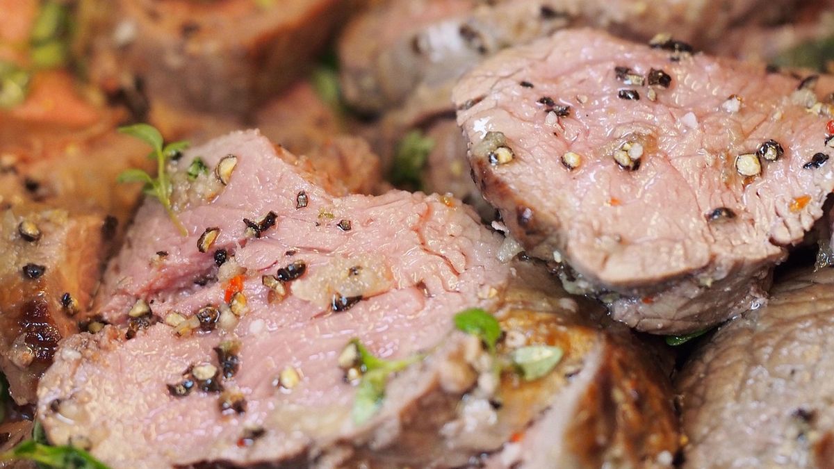 W porównaniu z wieprzowiną cielęcina ma zdecydowanie mniej tłuszczu i cholesterolu