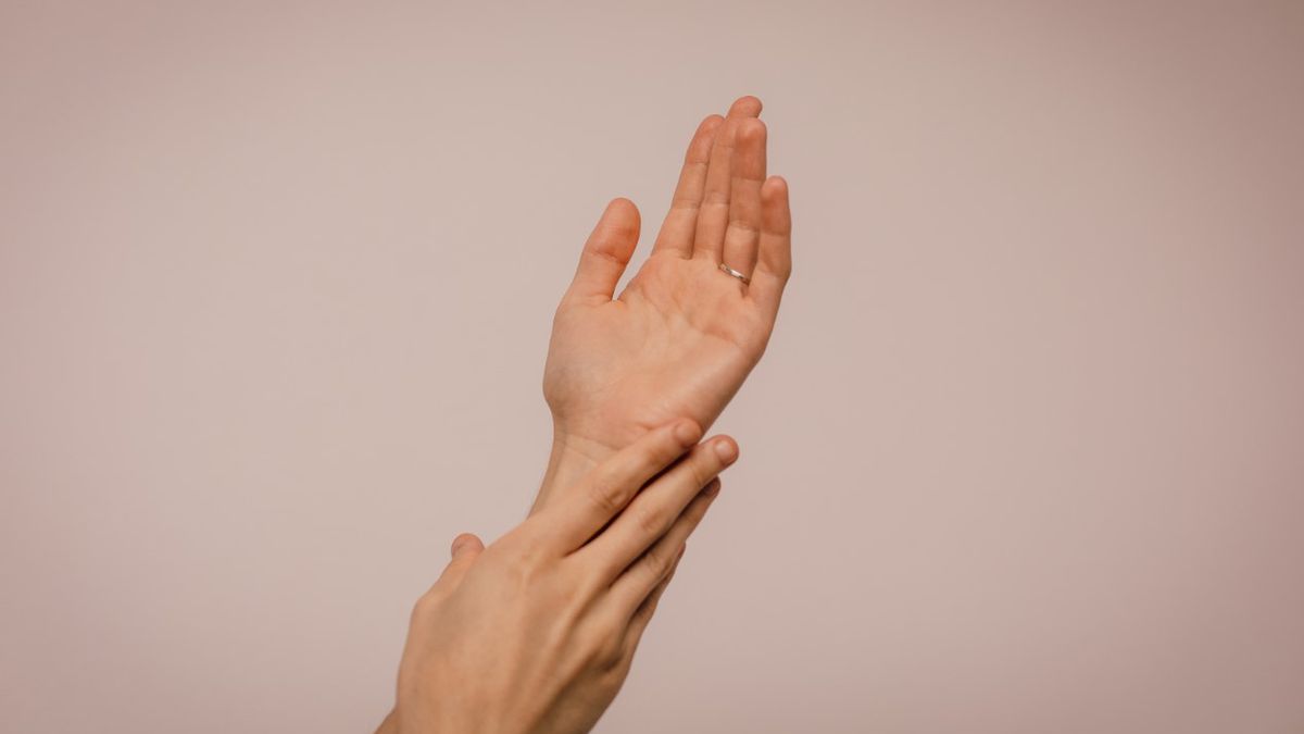 Jednym z objawów niedoboru manganu może być przesuszona skóra na ciele.