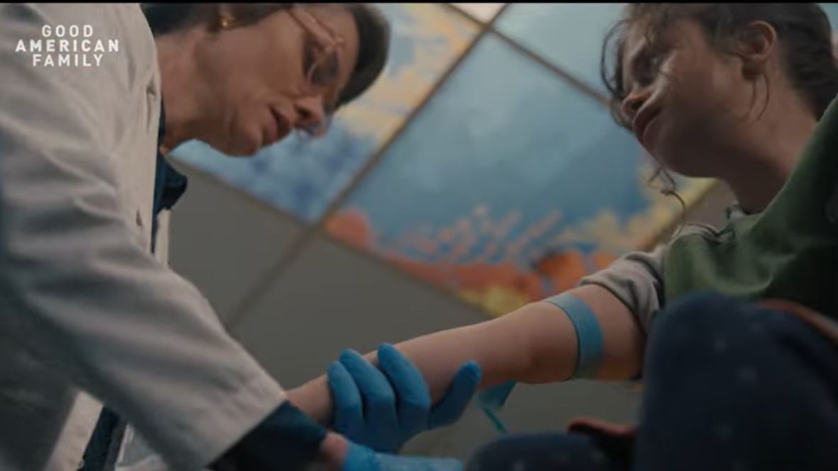 Serial "Good American Family" porusza problem karłowatości. Co warto wiedzieć o tym schorzeniu?