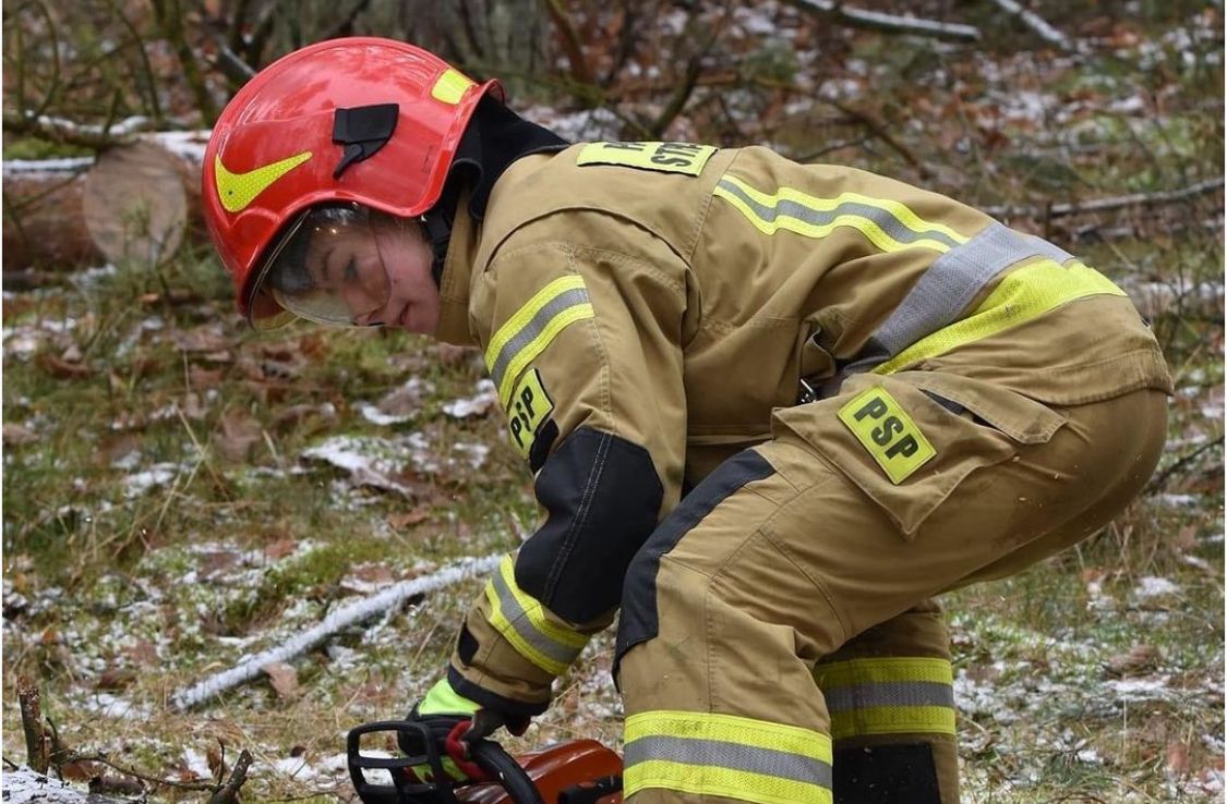 Skutki powodzi pomagają usuwać także strażaczki. Na zdjęciu Natalia Przytarska