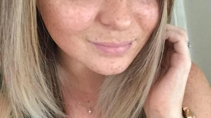 Młoda kobieta jest uczulona na własne dziecko